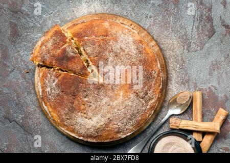 Zimt-Tee-Kuchen, Draufsicht über Schiefer. Stockfoto