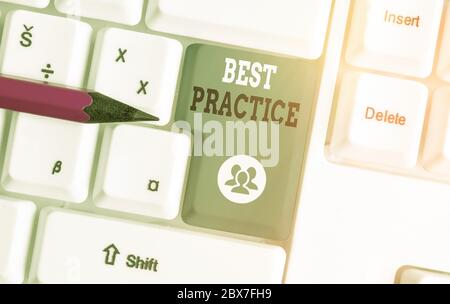 Schreiben Sie einen Hinweis mit Best Practices. Geschäftskonzept für Selective Focus bewährte Ideen für Erfolg und Effektivität Stockfoto