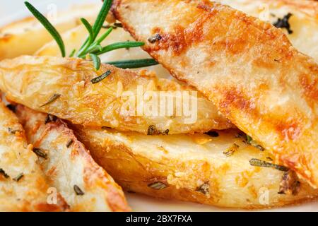 Kartoffelkeile mit Parmesan und Kräutern. Stockfoto