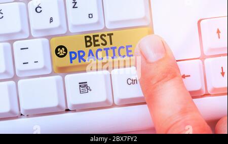 Schreiben Sie einen Hinweis mit Best Practices. Geschäftskonzept für Selective Focus bewährte Ideen für Erfolg und Effektivität Stockfoto