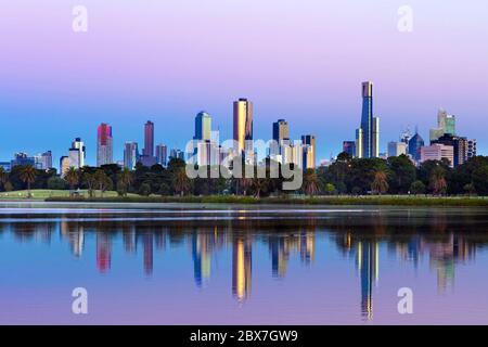 Melbourne, Australien. Skyline bei Sonnenaufgang vom Albert Park Lake aus. Große Datei. Stockfoto