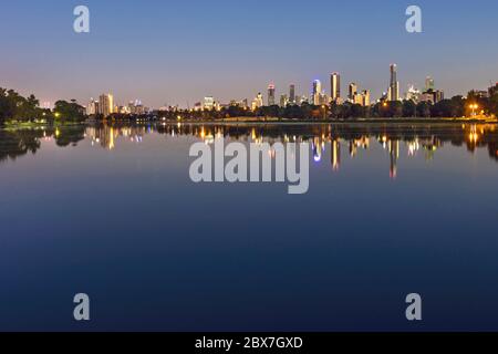 Melbourne, Australien. Skyline vor Sonnenaufgang vom Albert Park Lake aus gesehen. Große Datei. Stockfoto