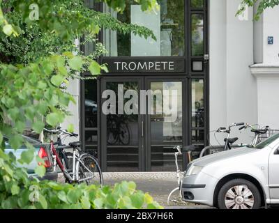 BERLIN, DEUTSCHLAND - 4. JUNI 2020: Eintritt in die Club Bar Trompete, EIN Club, in dem viele mit dem Coronavirus infiziert waren Stockfoto