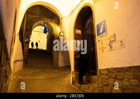 Stufen durch einen Bogen, der zum Schloss führt. Iznajar, Andalusien. Spanien Stockfoto