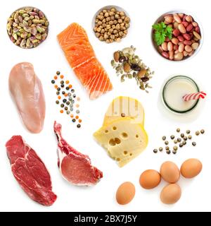 Nahrungsquellen von Protein, isoliert, Draufsicht. Enthält Fleisch, Fisch, Milchprodukte, Bohnen, Nüsse und Samen. Stockfoto