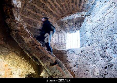 Alte Treppe aus Schnecke aus Stein gebaut, beleuchtet durch das Licht der Sonne. Priego de cordoba, Andalusien. Spanien Stockfoto