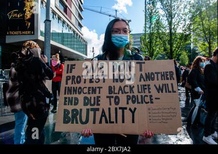 Eine asiatische Frau hält ein Plakat gegen Polizeibrutalität während des massiven Solidaritätsprotests gegen die Gewalt gegen die Schwarzen, der am 5. Juni 2020 in Utrecht stattfand. Nachdem George Floyd in den Vereinigten Staaten von einem Polizeibeamten getötet wurde, fanden in den Niederlanden mehrere massive Proteste statt. In Utrecht versammelten sich Tausende von Menschen bei einer friedlichen Demonstration in Solidarität mit der Bewegung in den USA und gegen die Gewalt gegen die Schwarzen in den Niederlanden. (Foto von Romy Fernandez/Sipa USA) Stockfoto