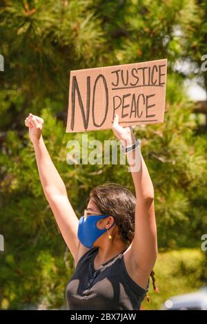 Protesors an einer Ecke in Temecula, Kalifornien, USA am 3. Juni 2020, um Gerechtigkeit für George Floyd und alle schwarzen Leben zu fordern, die durch Polizeibrutalität verloren wurden. Stockfoto