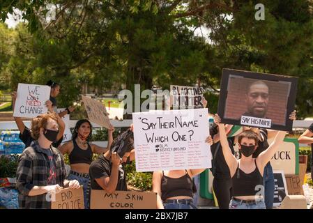 Protesors an einer Ecke in Temecula, Kalifornien, USA am 3. Juni 2020, um Gerechtigkeit für George Floyd und alle schwarzen Leben zu fordern, die durch Polizeibrutalität verloren wurden. Stockfoto