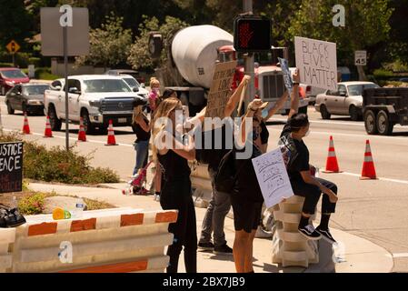 Protesors an einer Ecke in Temecula, Kalifornien, USA am 3. Juni 2020, um Gerechtigkeit für George Floyd und alle schwarzen Leben zu fordern, die durch Polizeibrutalität verloren wurden. Stockfoto