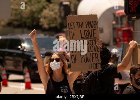 Protesors an einer Ecke in Temecula, Kalifornien, USA am 3. Juni 2020, um Gerechtigkeit für George Floyd und alle schwarzen Leben zu fordern, die durch Polizeibrutalität verloren wurden. Stockfoto