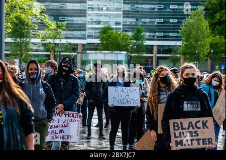 Während des massiven Solidaritätsprotests gegen die Gewalt gegen die Schwarzen, der am 5. Juni 2020 in Utrecht stattfand, halten Menschen antirassistische Plakate mit Mundschutz. Nachdem George Floyd in den Vereinigten Staaten von einem Polizeibeamten getötet wurde, fanden in den Niederlanden mehrere massive Proteste statt. In Utrecht versammelten sich Tausende von Menschen bei einer friedlichen Demonstration in Solidarität mit der Bewegung in den USA und gegen die Gewalt gegen die Schwarzen in den Niederlanden. (Foto von Romy Fernandez/Sipa USA) Stockfoto