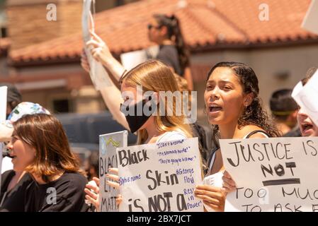 Protesors an einer Ecke in Temecula, Kalifornien, USA am 3. Juni 2020, um Gerechtigkeit für George Floyd und alle schwarzen Leben zu fordern, die durch Polizeibrutalität verloren wurden. Stockfoto