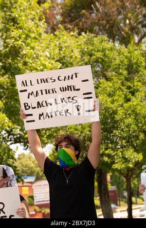 Protesors an einer Ecke in Temecula, Kalifornien, USA am 3. Juni 2020, um Gerechtigkeit für George Floyd und alle schwarzen Leben zu fordern, die durch Polizeibrutalität verloren wurden. Stockfoto