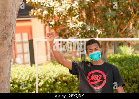 Protesors an einer Ecke in Temecula, Kalifornien, USA am 3. Juni 2020, um Gerechtigkeit für George Floyd und alle schwarzen Leben zu fordern, die durch Polizeibrutalität verloren wurden. Stockfoto