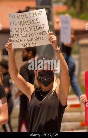 Protesors an einer Ecke in Temecula, Kalifornien, USA am 3. Juni 2020, um Gerechtigkeit für George Floyd und alle schwarzen Leben zu fordern, die durch Polizeibrutalität verloren wurden. Stockfoto