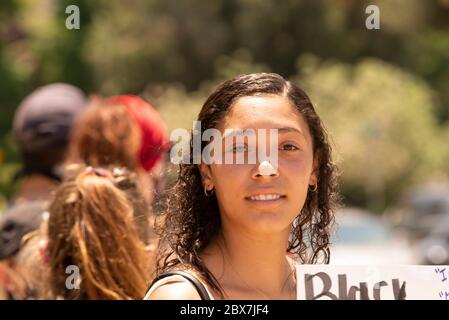 Protesors an einer Ecke in Temecula, Kalifornien, USA am 3. Juni 2020, um Gerechtigkeit für George Floyd und alle schwarzen Leben zu fordern, die durch Polizeibrutalität verloren wurden. Stockfoto