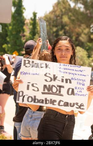 Protesors an einer Ecke in Temecula, Kalifornien, USA am 3. Juni 2020, um Gerechtigkeit für George Floyd und alle schwarzen Leben zu fordern, die durch Polizeibrutalität verloren wurden. Stockfoto