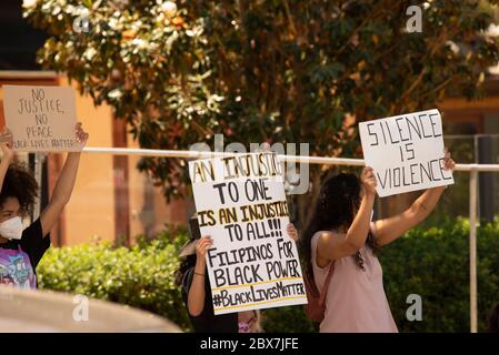 Protesors an einer Ecke in Temecula, Kalifornien, USA am 3. Juni 2020, um Gerechtigkeit für George Floyd und alle schwarzen Leben zu fordern, die durch Polizeibrutalität verloren wurden. Stockfoto