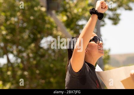 Protesors an einer Ecke in Temecula, Kalifornien, USA am 3. Juni 2020, um Gerechtigkeit für George Floyd und alle schwarzen Leben zu fordern, die durch Polizeibrutalität verloren wurden. Stockfoto