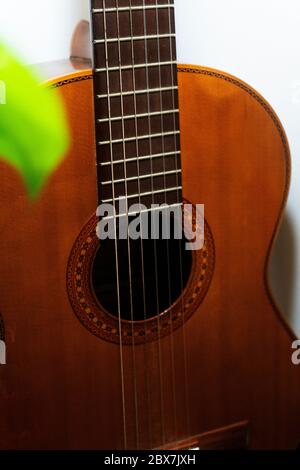 Eine Gitarre wartet auf den Musiker Stockfoto