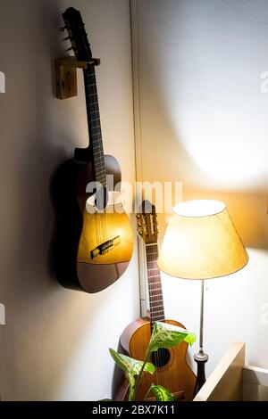 Eine Gitarre wartet auf den Musiker Stockfoto