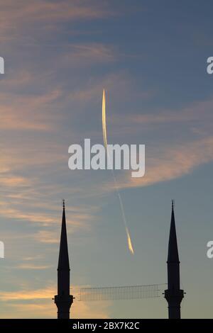 Flugzeug fliegen in den Himmel. Blauer Himmel Hintergrund mit winzigen Wolken. Stockfoto