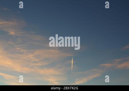 Flugzeug fliegen in den Himmel. Blauer Himmel Hintergrund mit winzigen Wolken. Stockfoto