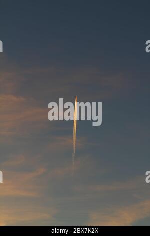 Flugzeug fliegen in den Himmel. Blauer Himmel Hintergrund mit winzigen Wolken. Stockfoto