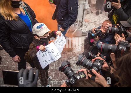 KIEW, UKRAINE - Juni 05 2020: Ein kleiner Junge hält das Plakat Wer wird mich beschützen? Tötet keine Kinder auf einem Protest über Polizeigewalt während der C Stockfoto