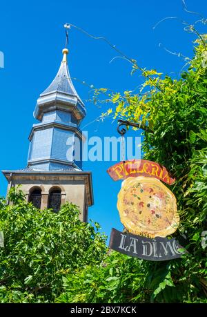 Frankreich, Yvoire, Rue de l'Eglise, handbemaltes Pizzeria-Schild, Kirchturm von Saint Pancrace Stockfoto