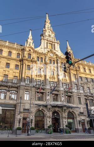 Budapest, Ungarn - Feb 09, 2020: Fassade des New York Palace vor dem Winter Sonnenuntergang Stunde Stockfoto