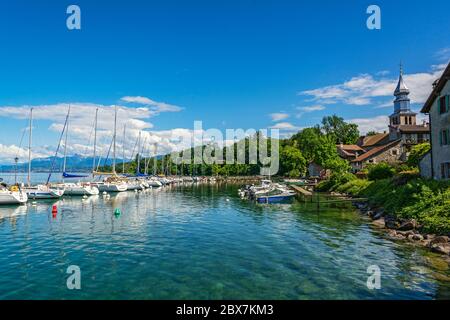 Frankreich, Yvoire, Port des Pecheurs (Fischerhafen), Genfersee (Lac Leman), Kirche St. Pancrace Stockfoto