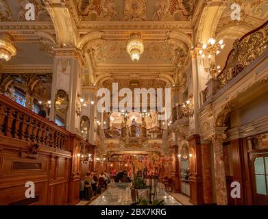 Budapest, Ungarn - Feb 09, 2020: Luxuriöse goldene Halle im New York Cafe Stockfoto