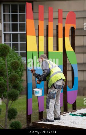 Bury, Großbritannien. Juni 2020. Das Bild zeigt ein NHS-Schild, das in Raibow-Farben vor dem Bury Town Hall, Bury, Großbritannien, gemalt wird. Kredit: Jon Super/Alamy Stockfoto