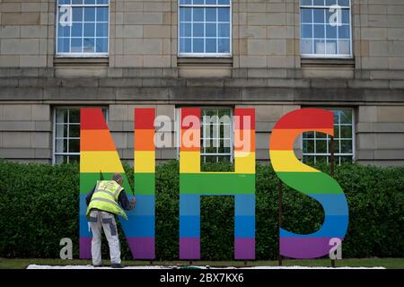 Bury, Großbritannien. Juni 2020. Das Bild zeigt ein NHS-Schild, das in Raibow-Farben vor dem Bury Town Hall, Bury, Großbritannien, gemalt wird. Kredit: Jon Super/Alamy Stockfoto