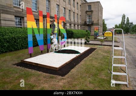 Bury, Großbritannien. Juni 2020. Das Bild zeigt ein NHS-Schild, das in Raibow-Farben vor dem Bury Town Hall, Bury, Großbritannien, gemalt wird. Kredit: Jon Super/Alamy Stockfoto