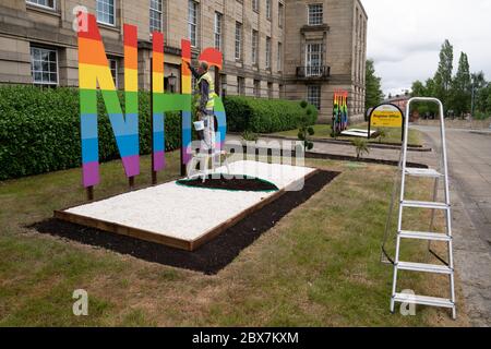 Bury, Großbritannien. Juni 2020. Das Bild zeigt ein NHS-Schild, das in Raibow-Farben vor dem Bury Town Hall, Bury, Großbritannien, gemalt wird. Kredit: Jon Super/Alamy Stockfoto
