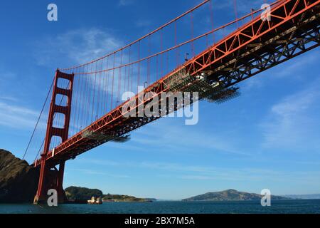 Sehen Sie die Golden Gate Brücke vom Boot aus Stockfoto