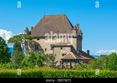 Frankreich, Yvoire, Schloss 14C, Blick vom Jardin des Cinq Sens (Garten der fünf Sinne) Stockfoto