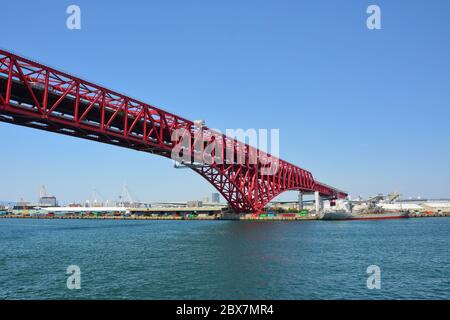 Rote Brücke über das Meer in Osaka Stockfoto