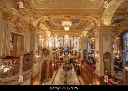 Budapest, Ungarn - Feb 09, 2020: Luxuriöse goldene Halle im New York Cafe Stockfoto