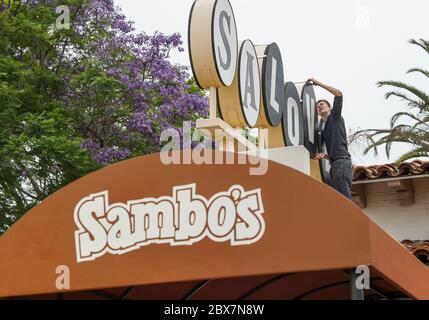 Santa Barbara, Kalifornien, USA. Juni 2020. Das erste Sambo's Restaurant, das 1957 gegründet wurde und heute das einzige mit diesem Namen ist, erhält eine vorübergehende Namensänderung, nachdem es erneut Kritik an den rassistischen Implikationen seines Namens geübt hat. Der temporäre Name enthält ein Friedenssymbol, das ''&'' Zeichen und das Wort ''love. Kredit: PJ Heller/ZUMA Wire/Alamy Live News Stockfoto