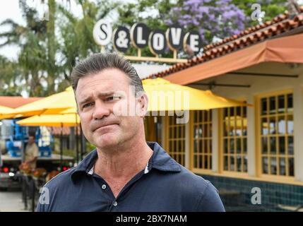 Santa Barbara, Kalifornien, USA. Juni 2020. CHAD STEVENS steht vor seinem Restaurant Sambo's, das eine vorübergehende Namensänderung erfährt, bis ein neuer permanenter Name beschlossen wird. Der temporäre Name wird ein Friedenssymbol, das ''&'' Zeichen und das Wort ''Liebe'' enthalten. Sambo's wurde 1957 von seinem Großvater Sam Battistone Sr. Und Newell Bohnet gegründet, die Buchstaben ihres vor- und Nachnamens zusammenfassten, um den Namen des Sambo zu finden. Was viele sagten, hatte negative rassische Implikationen. Kredit: PJ Heller/ZUMA Wire/Alamy Live News Stockfoto