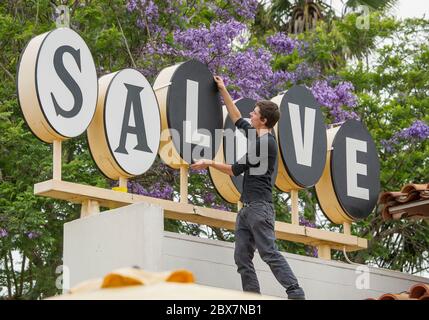 Santa Barbara, Kalifornien, USA. Juni 2020. Das erste Sambo's Restaurant, das 1957 gegründet wurde und heute das einzige mit diesem Namen ist, erhält eine vorübergehende Namensänderung, nachdem es erneut Kritik an den rassistischen Implikationen seines Namens geübt hat. Der temporäre Name enthält ein Friedenssymbol, das ''&'' Zeichen und das Wort ''love. Kredit: PJ Heller/ZUMA Wire/Alamy Live News Stockfoto