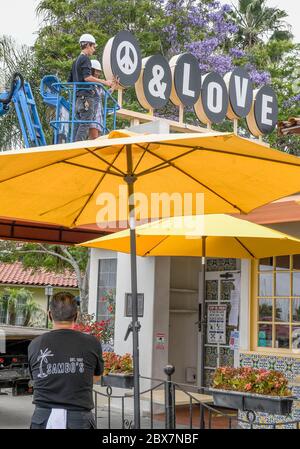 Santa Barbara, Kalifornien, USA. Juni 2020. Ein Kellner sieht auf, wie RASHELLE MONET und ein Zeichenarbeiter ein temporäres Schild am ursprünglichen Sambo's Restaurant aufstellten, das 1957 gegründet wurde und das einzige, das diesen Namen heute trägt. Monet war entscheidend dafür, dass das Restaurant seinen Namen ändern konnte, was viele sagten, dass es negative rassische Auswirkungen hatte. Kredit: PJ Heller/ZUMA Wire/Alamy Live News Stockfoto