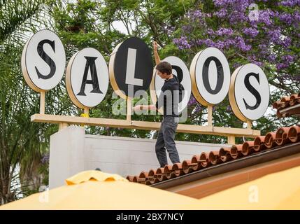 Santa Barbara, Kalifornien, USA. Juni 2020. Das erste Sambo's Restaurant, das 1957 gegründet wurde und heute das einzige mit diesem Namen ist, erhält eine vorübergehende Namensänderung, nachdem es erneut Kritik an den rassistischen Implikationen seines Namens geübt hat. Der temporäre Name enthält ein Friedenssymbol, das ''&'' Zeichen und das Wort ''love. Kredit: PJ Heller/ZUMA Wire/Alamy Live News Stockfoto