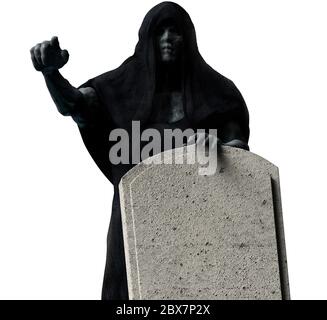 Grim Reaper Geist in schwarzer Kapuze hält einen Grabstein und zeigenden Arm isoliert auf schwarzem Hintergrund Vorderansicht. Stockfoto