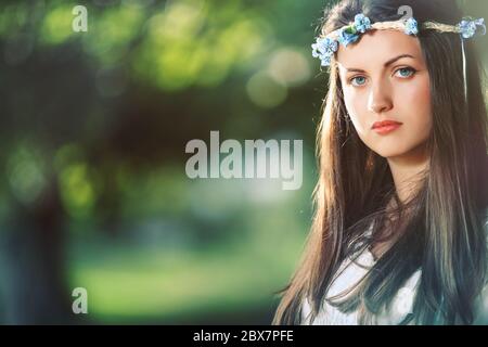 Schöne Frau Porträt im Wald. Nymphe und Fantasie Stockfoto