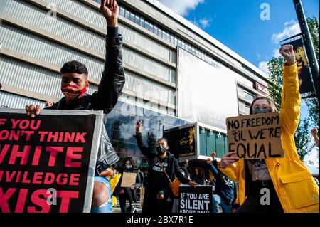 Die Demonstranten knien während der Demonstration.Nachdem George Floyd in den USA von einem Polizisten getötet wurde, fanden in den Niederlanden mehrere massive Proteste statt. In Utrecht versammelten sich Tausende von Menschen bei einer friedlichen Demonstration in Solidarität mit der Bewegung in den USA und gegen die Gewalt gegen die Schwarzen in den Niederlanden. Stockfoto